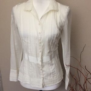 Ann Taylor white Lacey blouse s 6P runs small